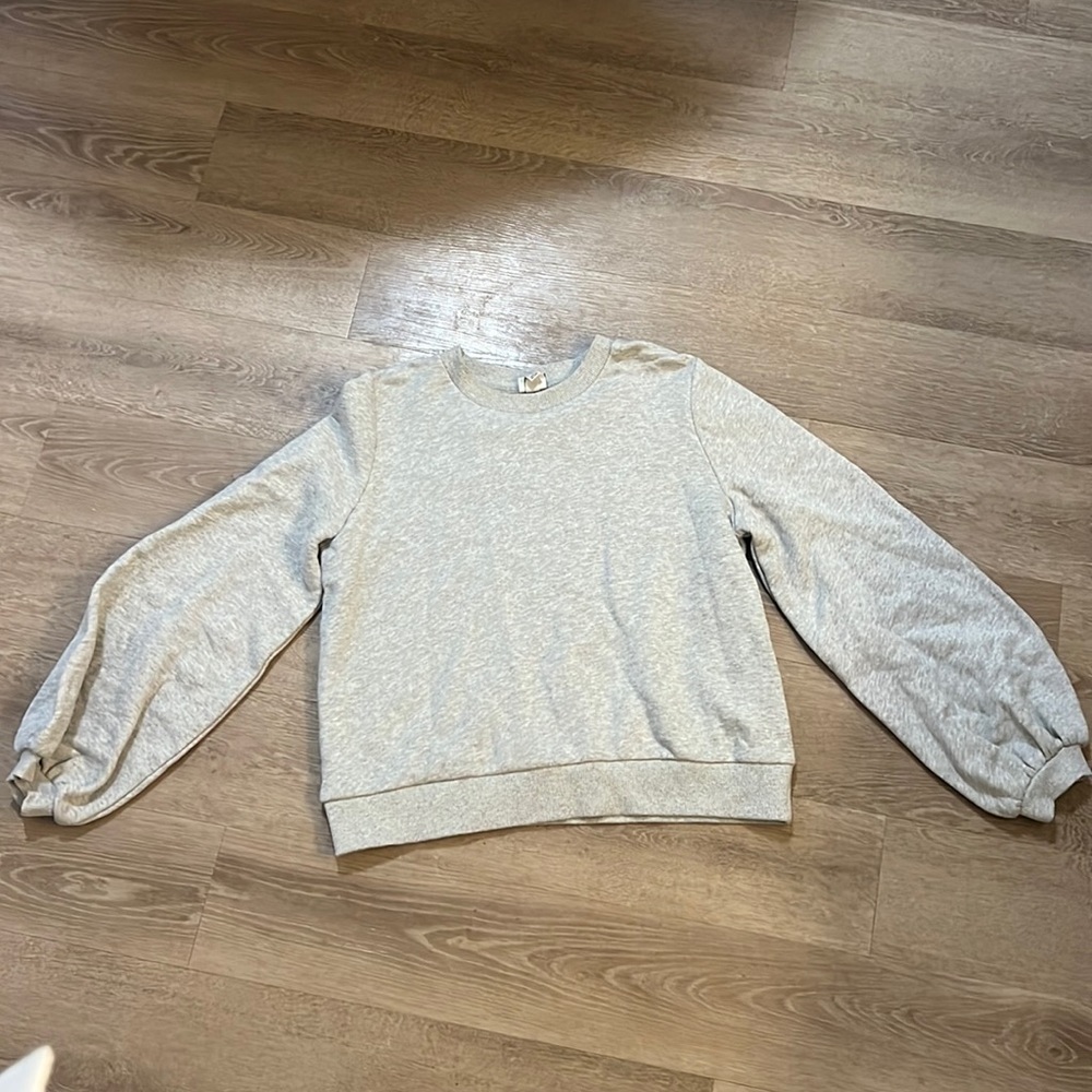 A new day gray sweatshirt with billowed sleeves